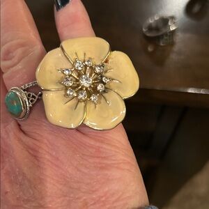 Flower Statement Cocktail Ring Stretch Cream Enamel Silvertone Clear Rhinestones